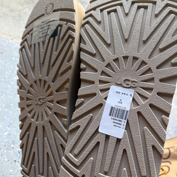 nwt uggs platform size 9 women’s - Picture 2 of 2